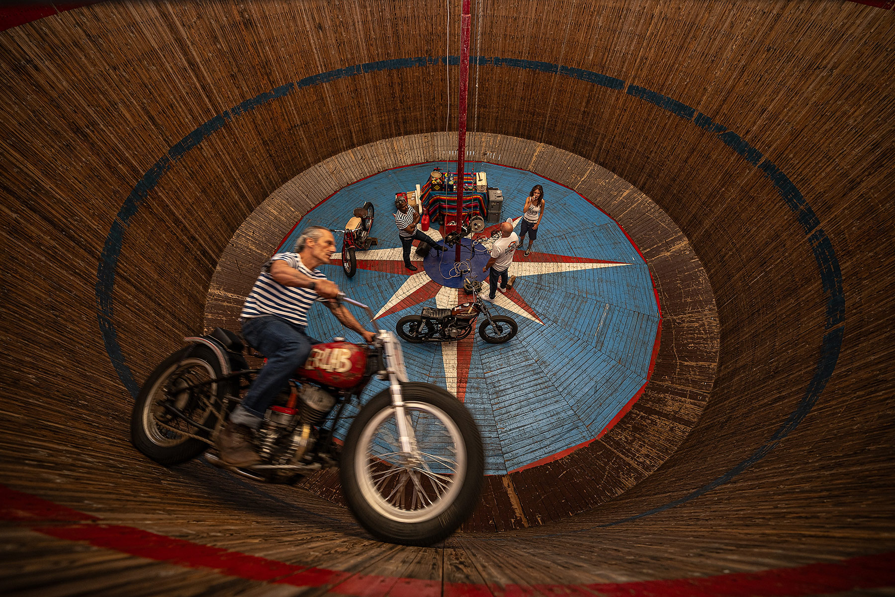 WOD-LOOK-DOWN-1-X5-WEB