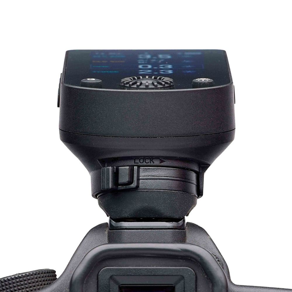 Elinchrom Transmitter Pro X - Fujifilm - shoe lock on camera 
